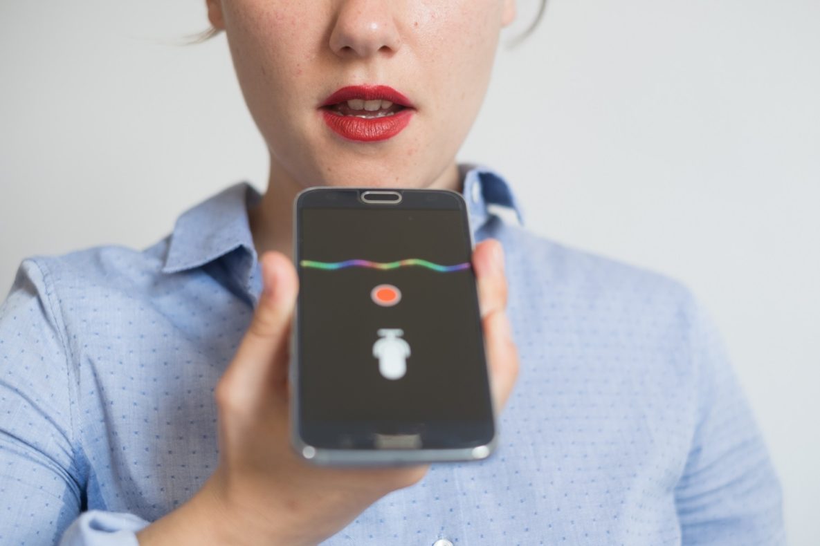 Une femme parlant dans un téléphone intelligent