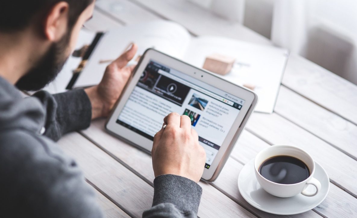 Un homme travaillant sur un iPad