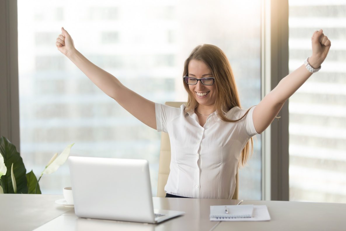 Une femme à l'aide de son ordinateur portable au travail