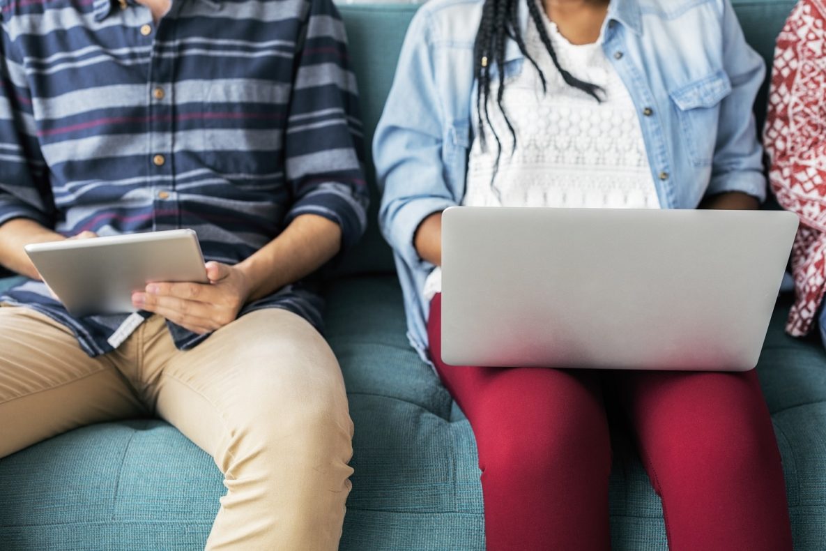 Les étudiants utilisent des ordinateurs portables pour étudier