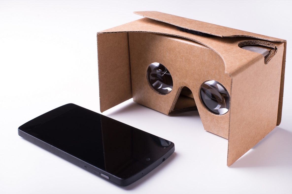 Un Google Cardboard et un smartphone