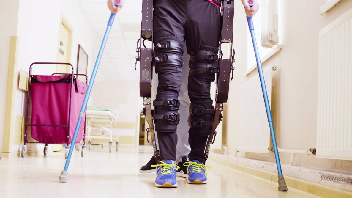 Un homme qui marche avec un exosquelette