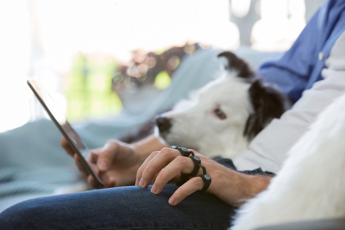 Un homme utilisant le clavier Tap