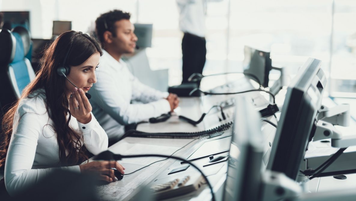 Une femme prouvant le support technique au téléphone