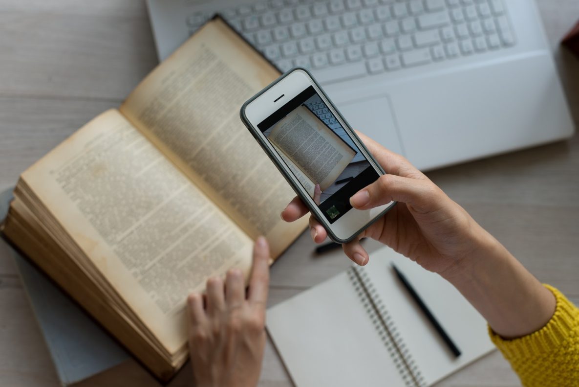 Une femme à l'aide de son téléphone pour numériser du texte