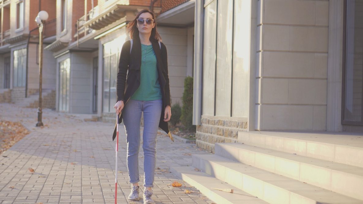 Une femme aveugle qui marche