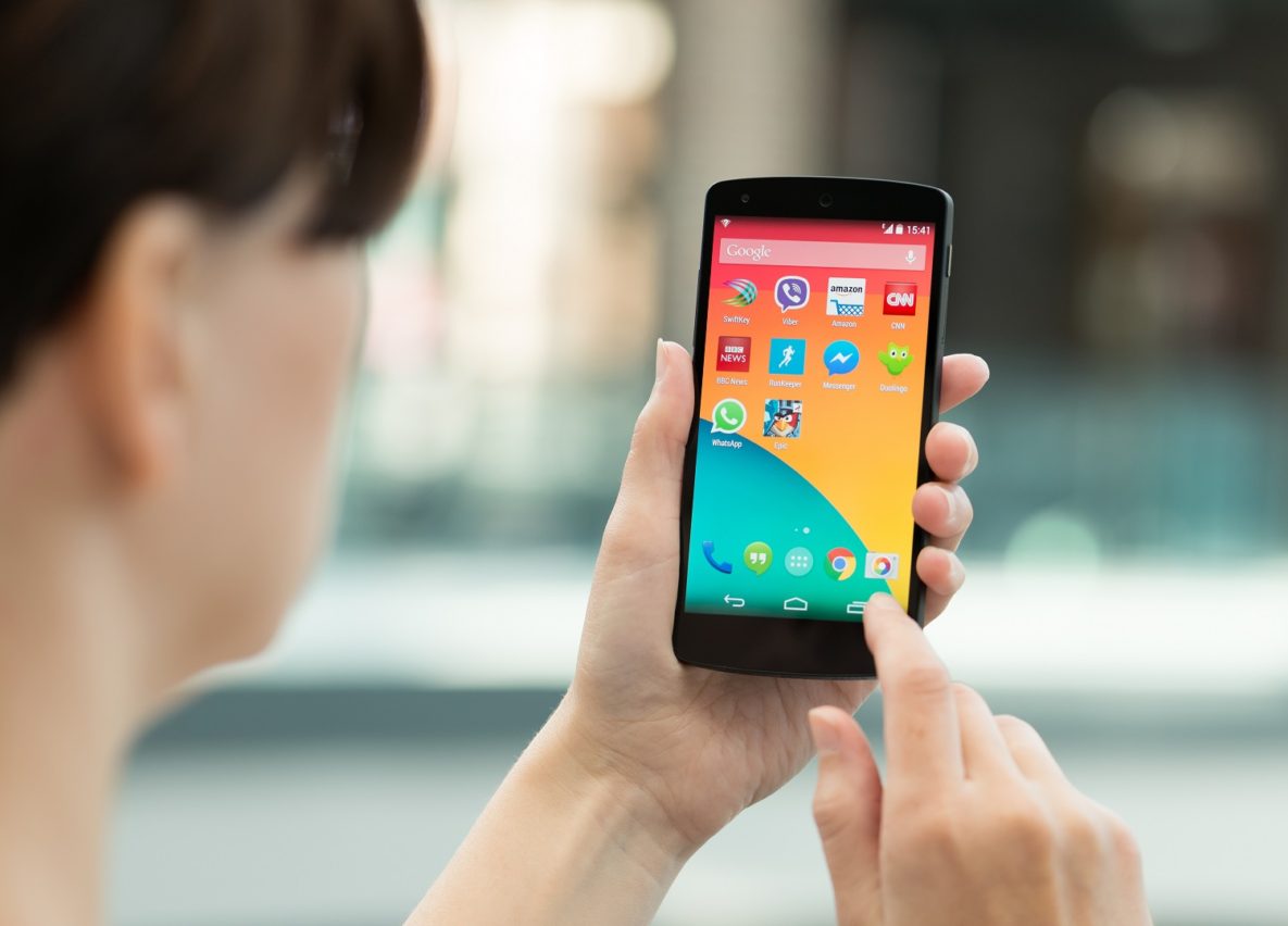 Une femme qui utilise un smartphone