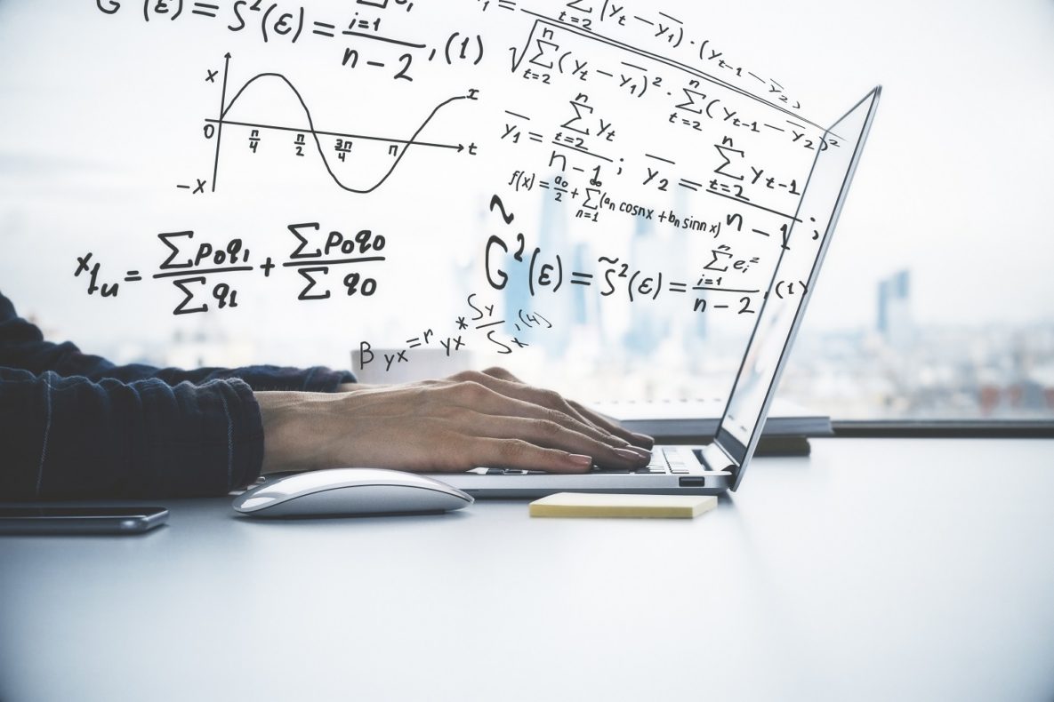 équations mathématiques montrant sur un écran d'ordinateur portable