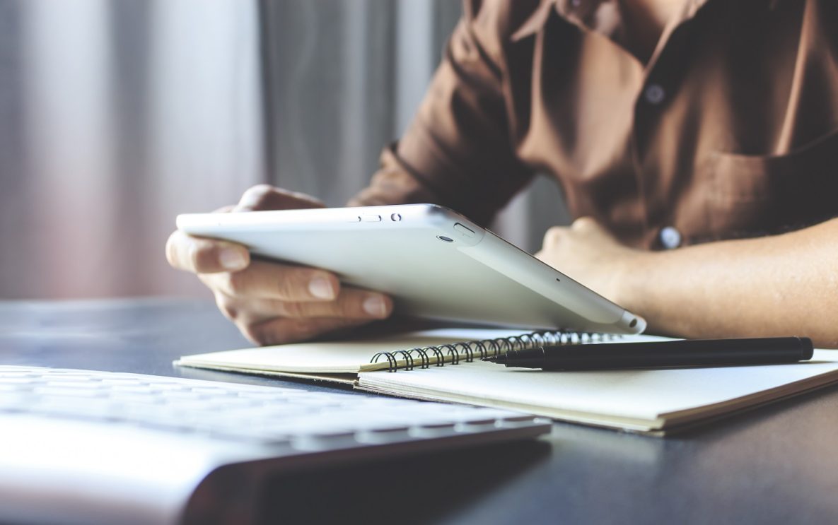 Un homme utilisant un ipad