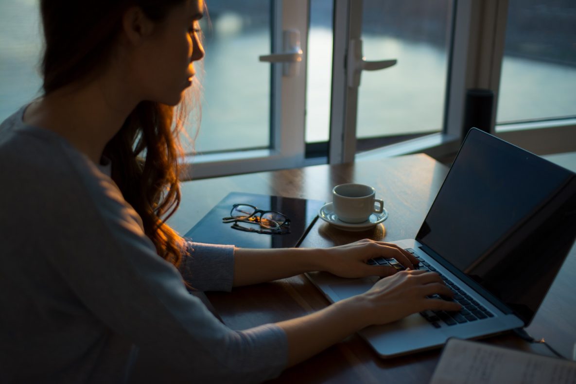 Une femme utilise son ordinateur pour travailler à domicile