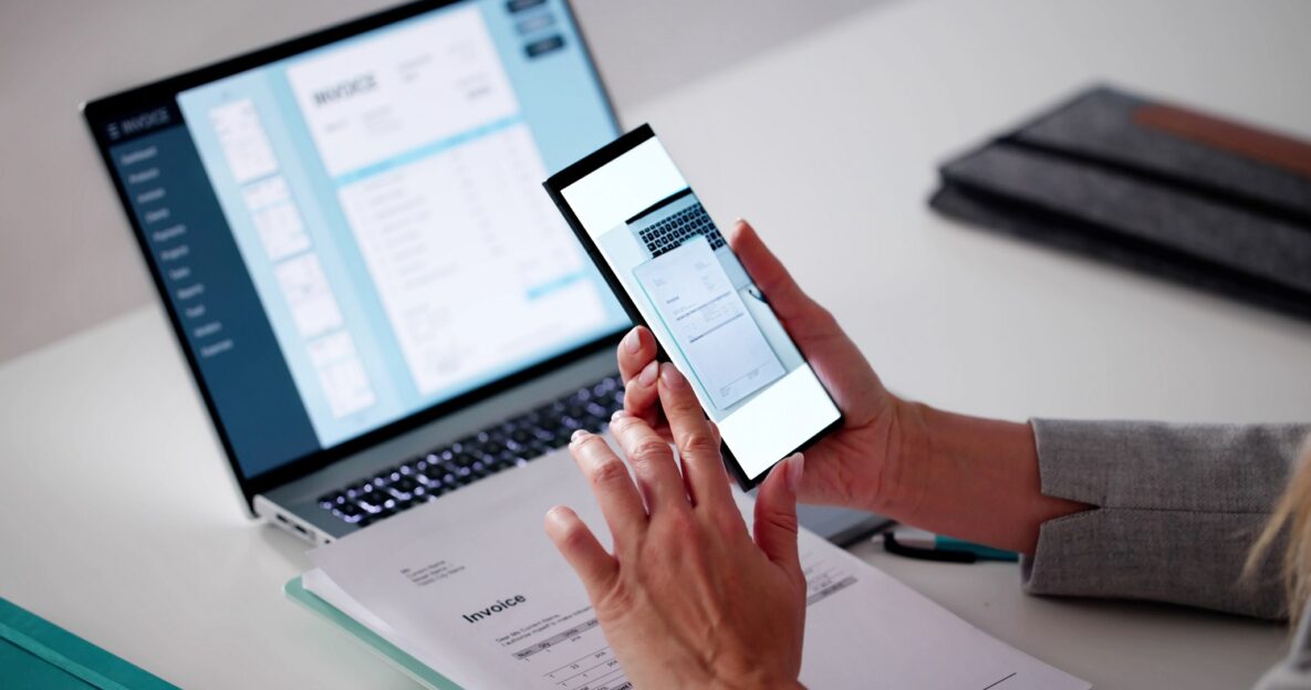 Jeune femme numérisant un document avec un téléphone intelligent.