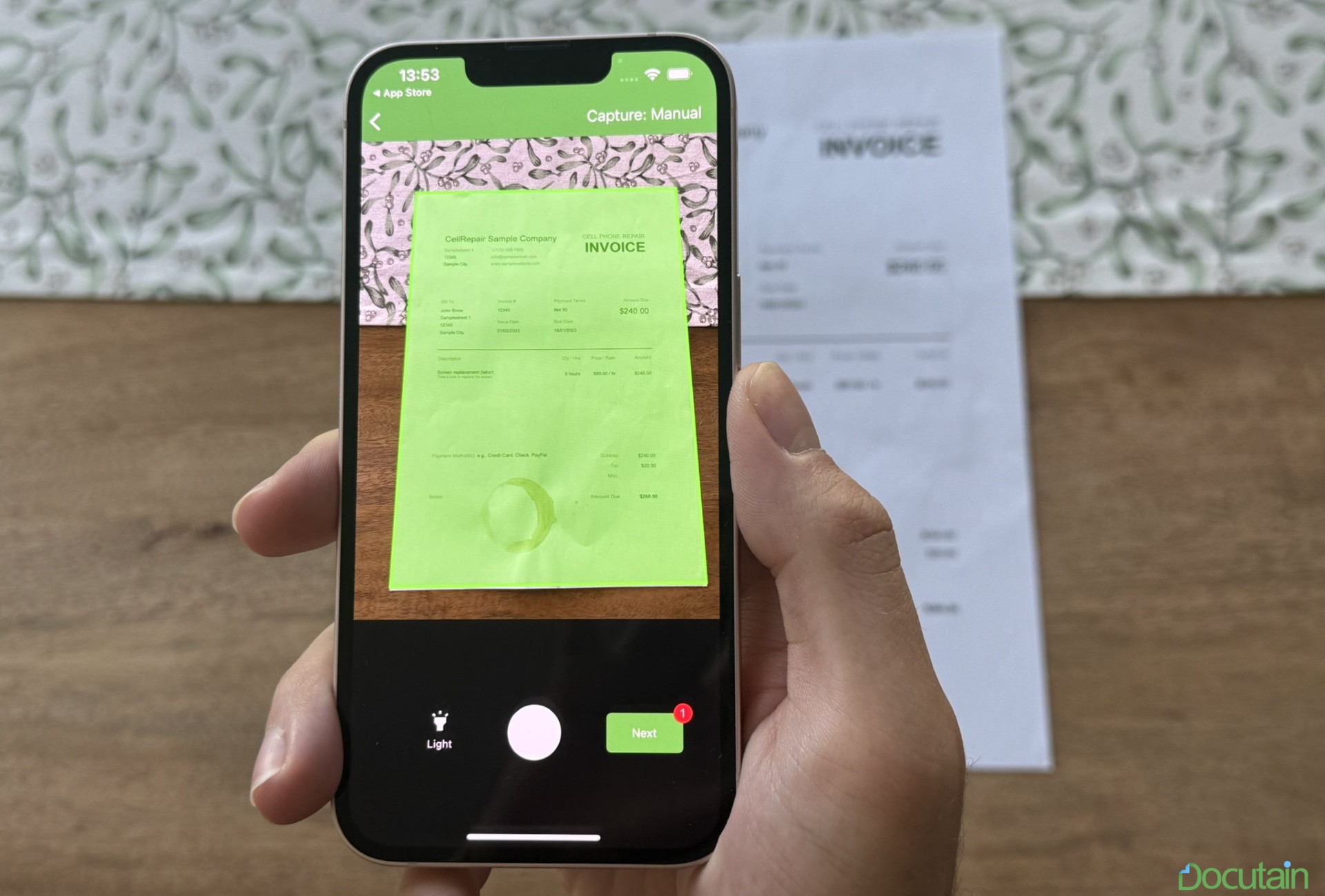 Une image d'une personne numérisant un document avec Docutain