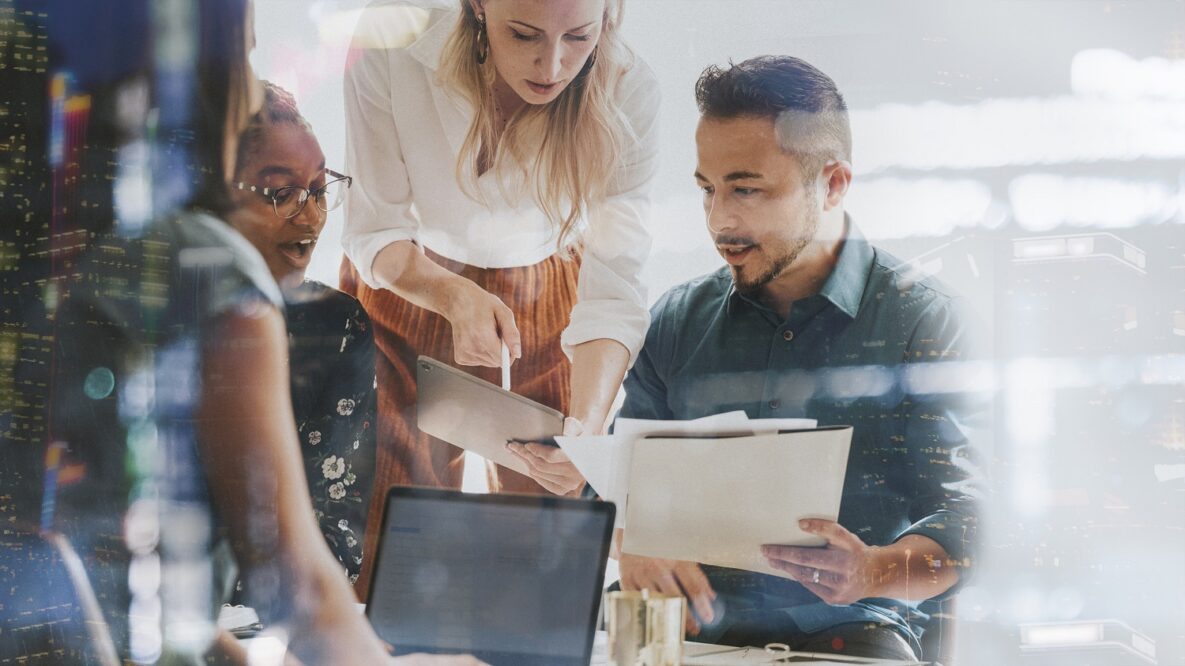 Des hommes d'affaires travaillant avec une tablette numérique lors d'une réunion