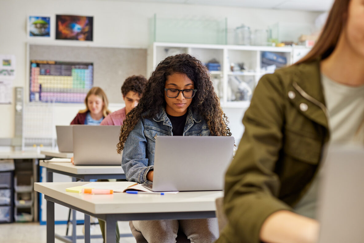 Une fille qui étudie dans un verre