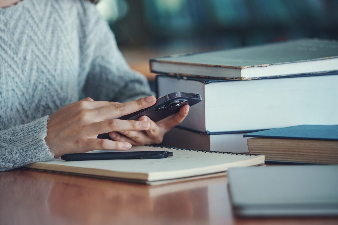 Gros plan sur la main d'une femme utilisant un smartphone