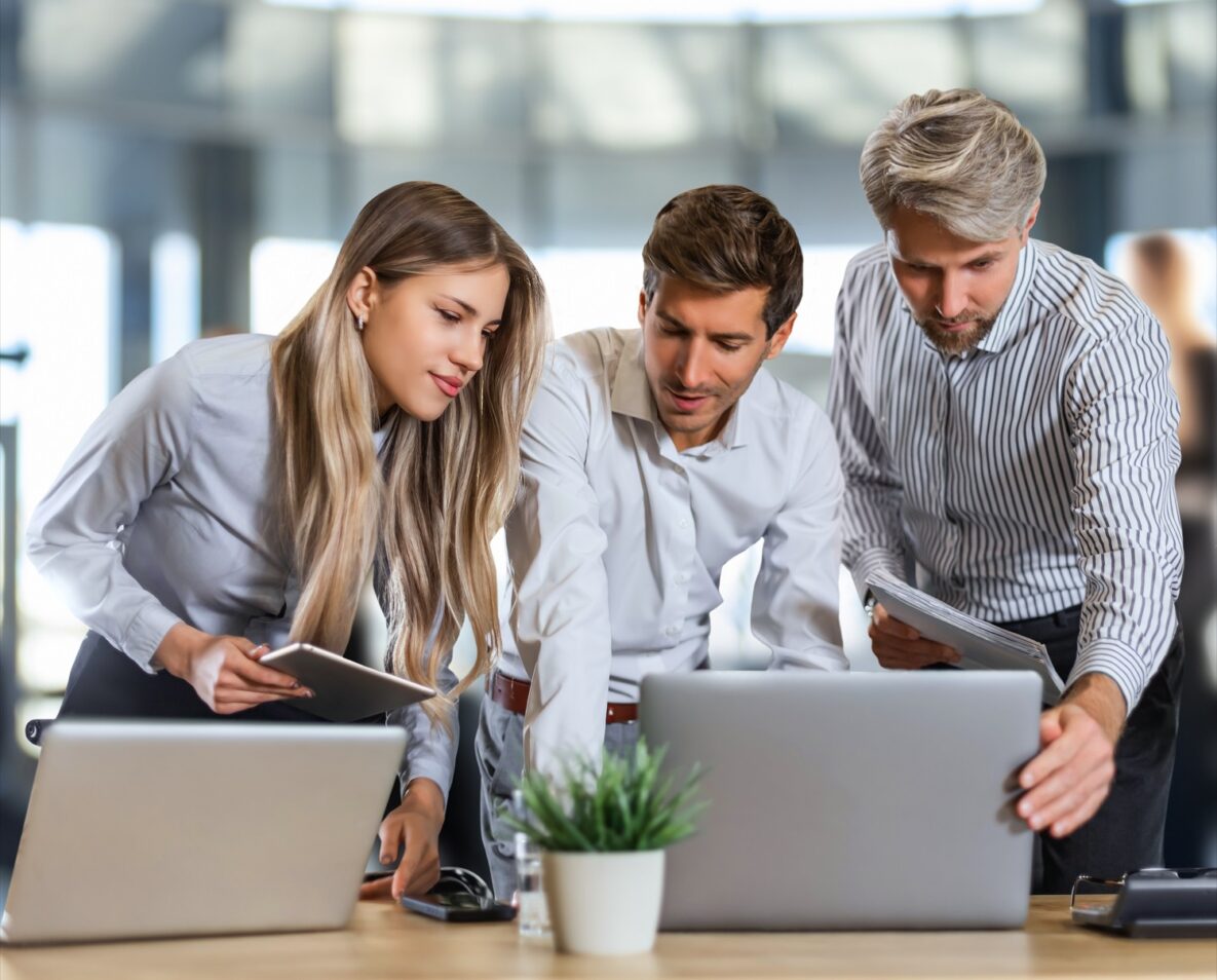 un groupe de personnes prenant des notes